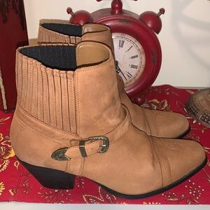 Women’s Size 10 Dingo Suede Bootie. Leather. Buckles